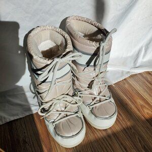Size 7-8 Airwalk Moon Boots